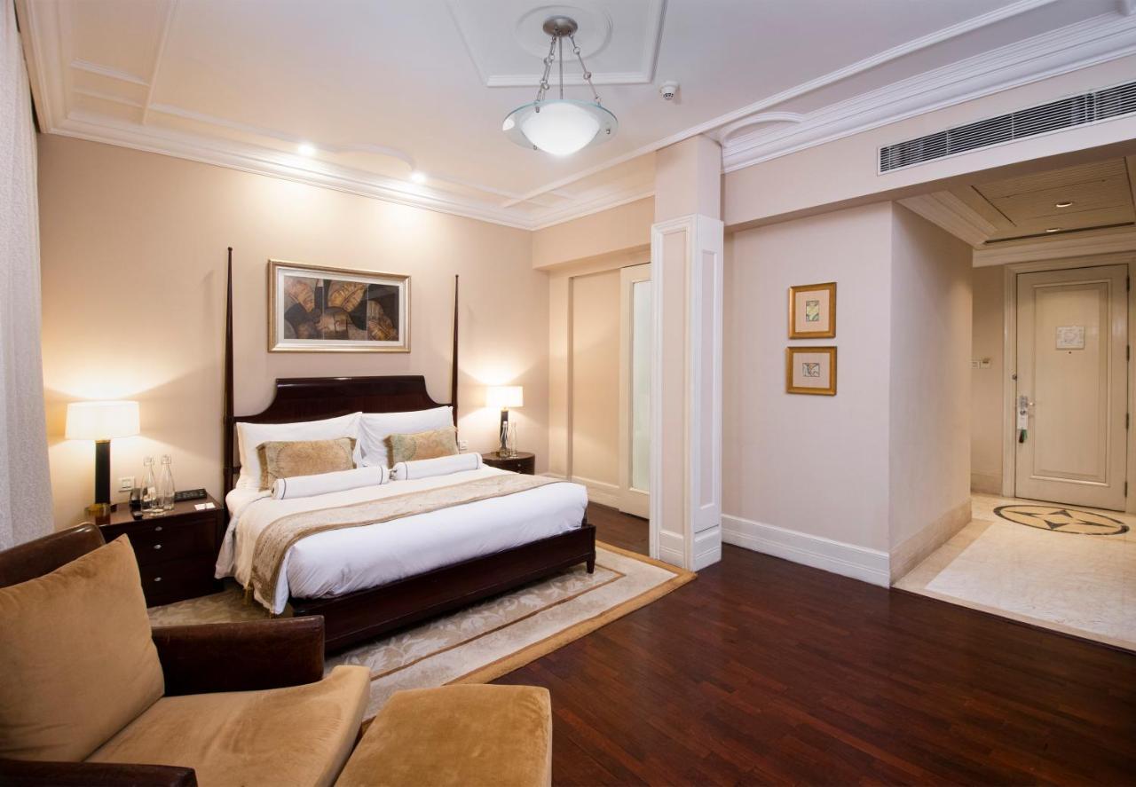 The Claridges New Delhi Hotel Exterior photo