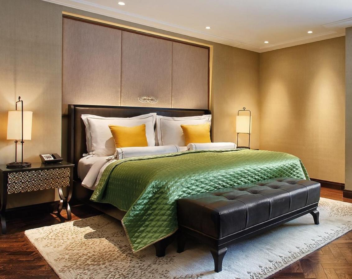 The Claridges New Delhi Hotel Exterior photo A bedroom at the Taj Mahal Palace