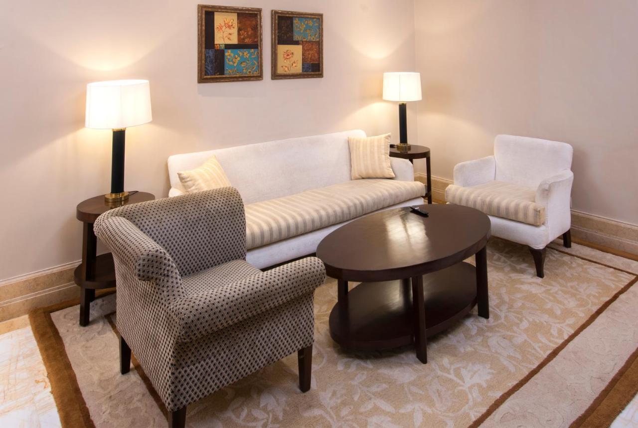 The Claridges New Delhi Hotel Exterior photo A living room