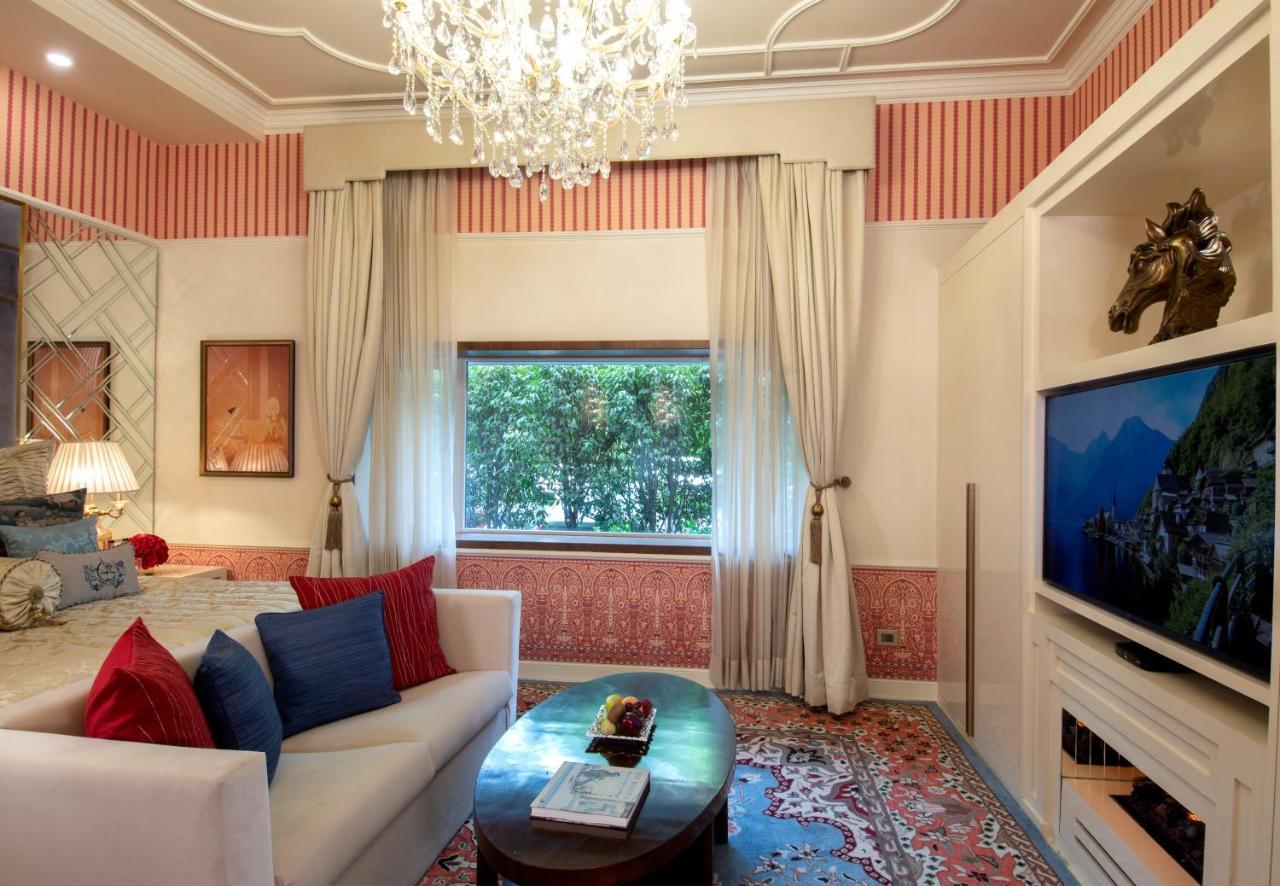 The Claridges New Delhi Hotel Exterior photo A living room at the Taj Mahal Palace