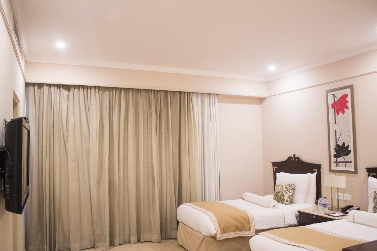 The Claridges New Delhi Hotel Exterior photo A room at the Taj Bengal